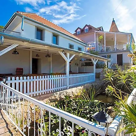 Fogado A Ket Toelgyfahoz Bed & Breakfast 3*