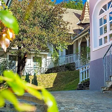 Fogado A Ket Toelgyfahoz Bed & Breakfast